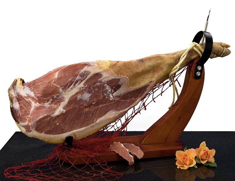 Serrano Schinken mit Bock und Messer